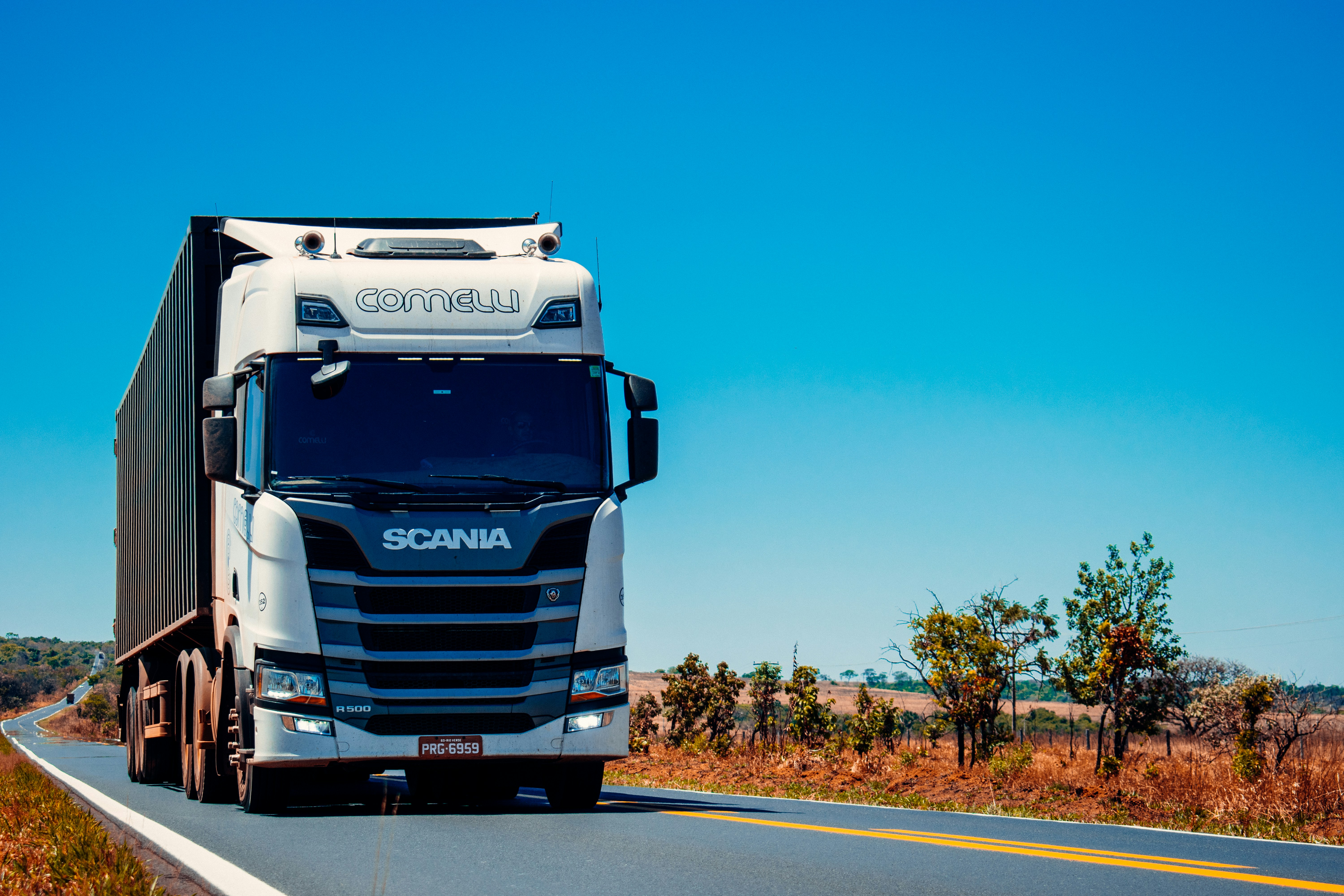 Caminhão Scania em rodovia